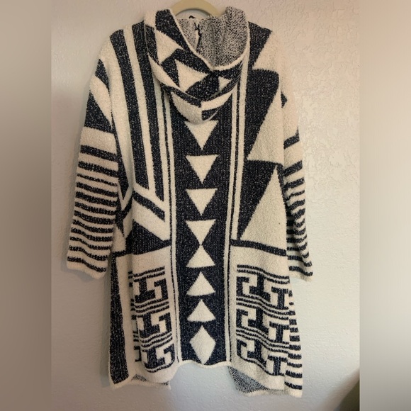 Geometric Patterned Sweater - Navy and White size small - Picture 10 of 10